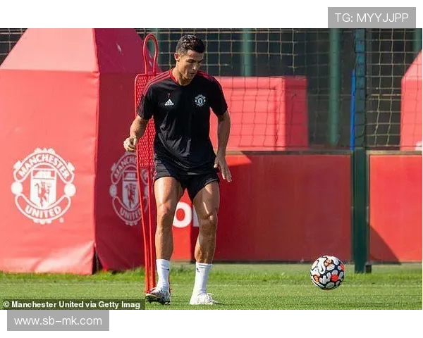 梳着背头发型的足球明星是谁他的球场表现如何引发关注