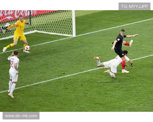 足球巨星挑战极限射门 技艺与力量的完美碰撞