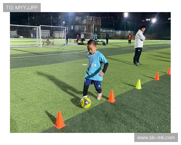 足球球星精彩滑铲动作卡通版呈现展示个性与技巧的瞬间